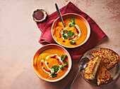 Möhren-Harissa-Suppe mit Möhrenchips und Halloumi-Croutons