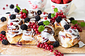 Yeast buns with berries and icing