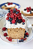 Nusskuchen mit Sahne und frischen Sommerbeeren