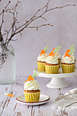 Möhren-Cupcakes mit Frischkäsecreme und kandierter Orangenschale