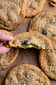 Vegan pistachio cookies with chocolate