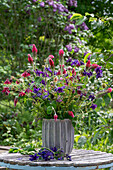 Strauss aus Inkarnat-Klee (Trifolium incarnatum), Akelei (Aquilegia Vulgaris), Beinwell, Bachnelkenwurz (Geum) auf Terrasse