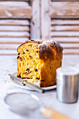 Pannetone mit Rosinen und Orangeat (vegetarisch, Italien)