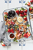 Mini-Pancakes mit frischen Beeren und Ahornsirup