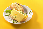 Sandwich with Gouda cheese, cucumber slices and cress