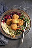 Falafel mit Taboulé, Hummus und gepickelter Rote Bete