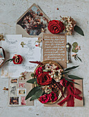 Hochzeitseinladungen mit roten Rosen und Vintage-Accessoires