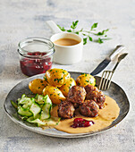 Schwedische Fleischbällchen mit Kartoffeln und Preiselbeermarmelade