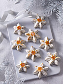 Star-shaped meringue with poppy seeds and orange jam