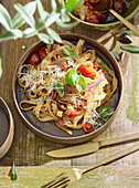 Tagliatelle all'Amatriciana mit Parmesan und Basilikum