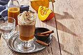 Pumpkin Spice Latte mit Schlagsahne und Zimtstange
