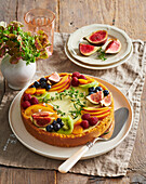 No-Bake-Cheesecake mit frischen Früchten und Keksboden