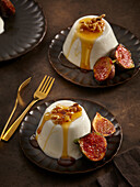 Yoghurt panna cotta with roasted figs, walnuts and honey