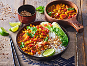 Yellow curry with chickpeas, sweet potato and rice