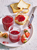 Erdbeermarmelade mit Vanille und Zitronensaft, serviert mit Toast