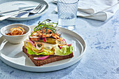 Smørrebrød with chicken, cucumber and fried onions