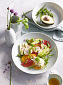 Avocado-Zitrus-Salat mit Mozzarella, Rucola und Kräutern