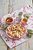 Lard biscuits with apricot jam