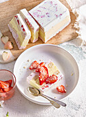 Gefrorene Erdbeer-Vanille-Trifle