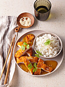 Paniertes Hähnchen mit Currysauce und Reis