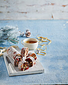Weihnachtliche 'Salami' aus Schokolade mit Rum und Trockenfrüchten