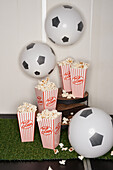 Popcorn und Fußballluftballons - Deko für den Fußball-Fernsehabend