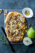 Pinsa with pears, cheese and walnuts