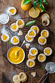 Biscuits with lemon curd