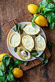 Lemon Posset in Zitronenhälften serviert