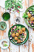 Hausgemachte Falafel mit Hummus und frischem Salat