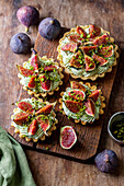 Fig tartlets with pistachio cream