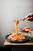 Spaghetti mit roten Paprikastreifen und Sardellen