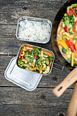 Thailändisches Gemüsecurry mit Reis in Metallbehältern
