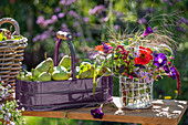 Strauß aus Dahlie, Aster, Prunkwinde, Amaranth und Rutenhirse, und Korb mit Birnen und Äpfeln