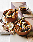 Asiatische One-Pot-Hähnchenkeulen mit Nudeln und Sauce