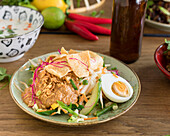 Indonesischer Gado-Gado mit Erdnusssauce, Ei und Krupuk