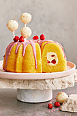 Filled eggnog bundt cake with wild strawberries and pop cakes