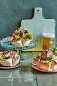 Tortilla-Tartelettes mit Guacamole und buntem Salat