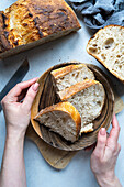 Sauerteigbrot aufschneiden