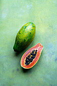 Ganze und aufgeschnittene Papaya