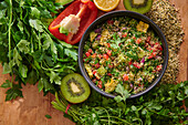 Taboulé-Salat mit frischen Kräutern, Gemüse und Zitrone