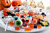 Süßigkeiten-Auswahl für Halloween mit Kürbisdeko