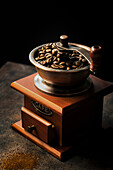 Kaffeebohnen in antiker Kaffeemühle