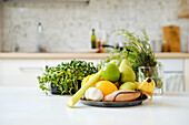 Frisches Gemüse und Obst auf Tablett mit Kräutern und Microgreens