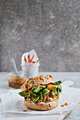 Veganer Tempeh-Burger mit Gurken-Relish