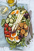 Weißer Spargel mit Röstkartoffeln, Eiern und Gemüse
