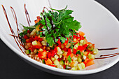 Bulgur salad with courgettes, peppers and parsley