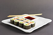 Maki Sushi mit Lachs, Avocado und Gurke