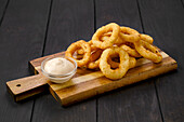 Deep-fried squid rings with aioli