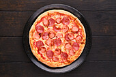 Salami pizza